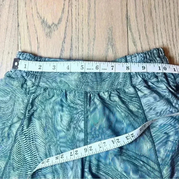 Lululemon Women’s Hotty Hot Low Rise Multi Colored Shorts Size 4 Tall - Picture 10 of 14